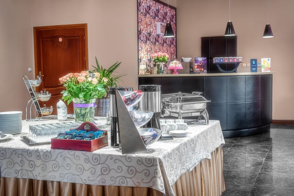 Lesny Dwor Hotell Radom Exteriör bild