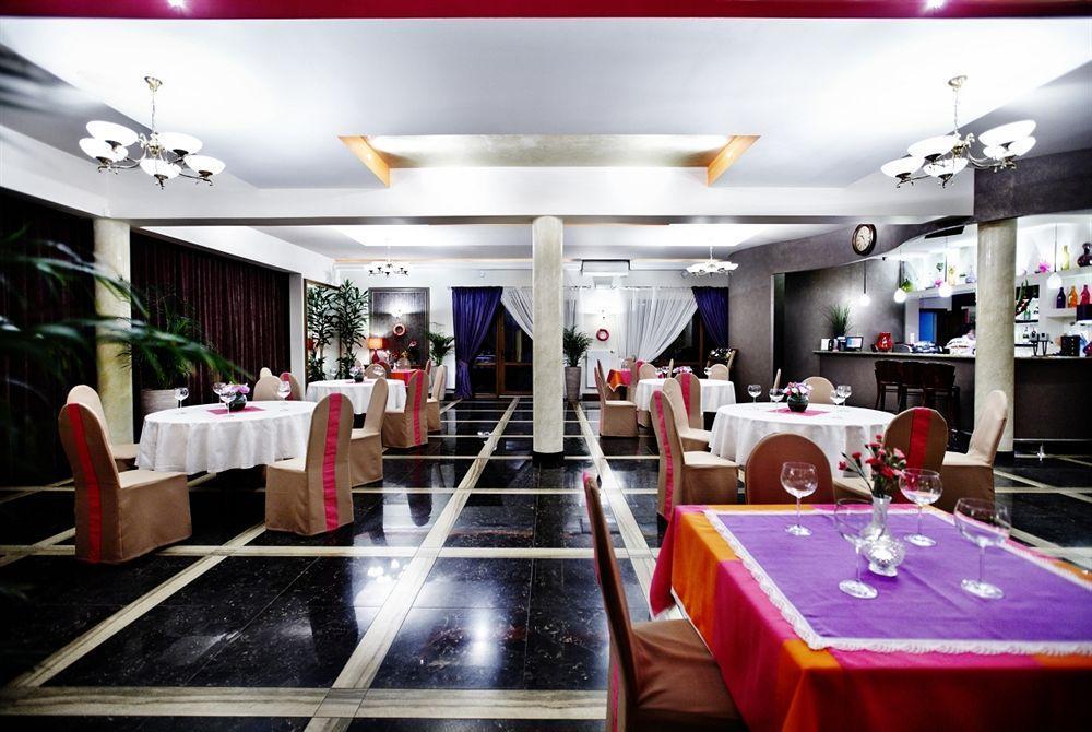 Lesny Dwor Hotell Radom Exteriör bild