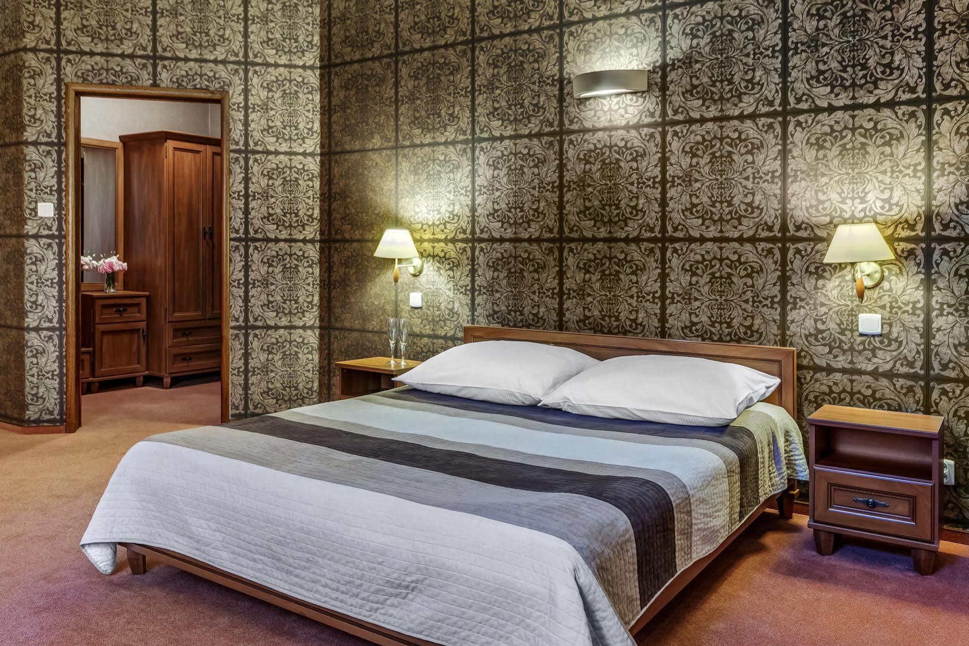 Lesny Dwor Hotell Radom Exteriör bild
